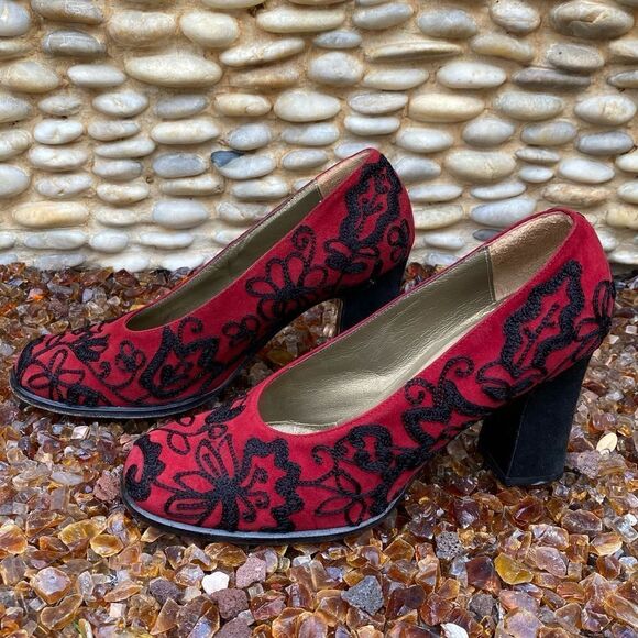 YSL Yves Saint Laurent Red and Black Suede Pumps w/Floral Embroidery. Sz 7.5. - Picture 8 of 10